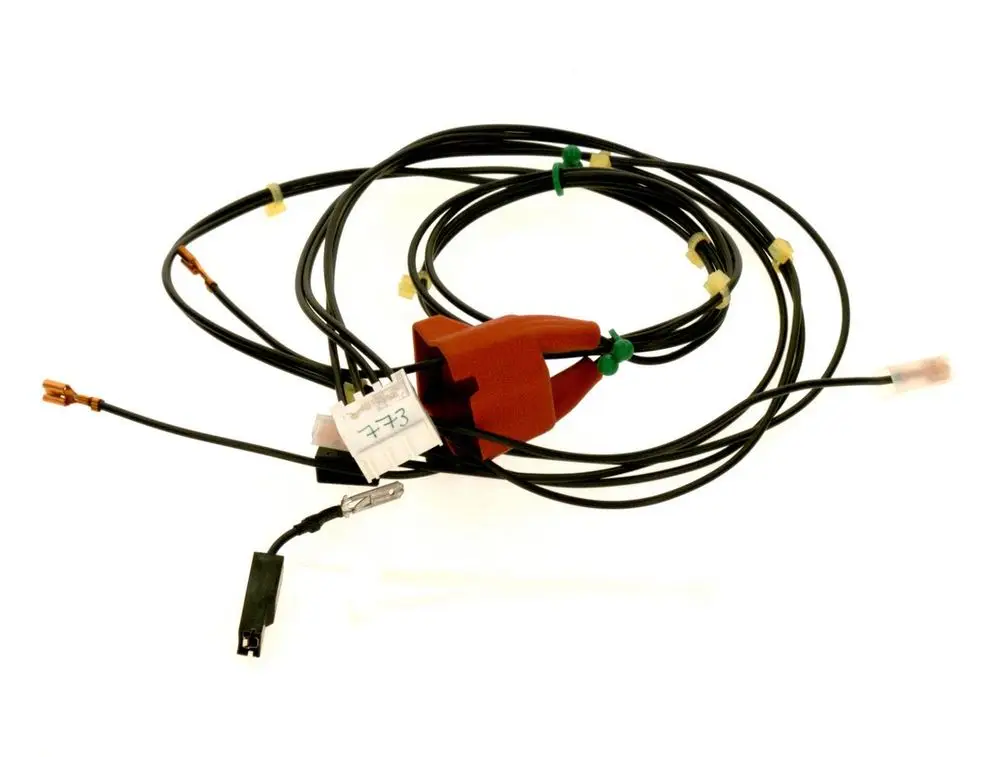Kabel mit mehreren Leitungen und Steckverbindungen, vermutlich für Bosch-Produkte, mit einer orangefarbenen und grünen Arretierung im mittleren Bereich.